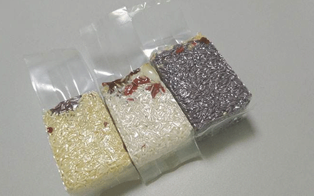 真空包裝袋為增加其性能通常采用多種材質(zhì)復(fù)合而成，常見(jiàn)的復(fù)合方法有：干法復(fù)合、擠出復(fù)合、共擠出復(fù)合、無(wú)溶劑復(fù)合、涂布復(fù)合、蒸鍍復(fù)合、熱熔膠復(fù)合等。其中干法復(fù)合是國(guó)內(nèi)復(fù)合真空包裝袋材料生產(chǎn)中應(yīng)用較為廣泛的，那么，真空包裝袋為什么大多采用干法復(fù)合？